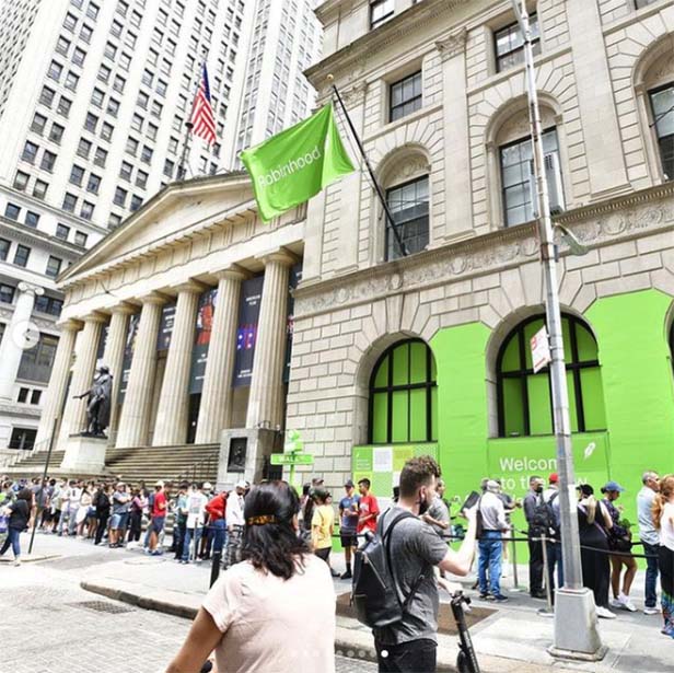 Members of the public lined up to experience the Robinhood brand activation – and snag some swag – on Wall Street outside the Stock Exchange the day the financial company went public.