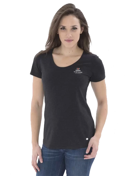 woman wearing black t-shirt